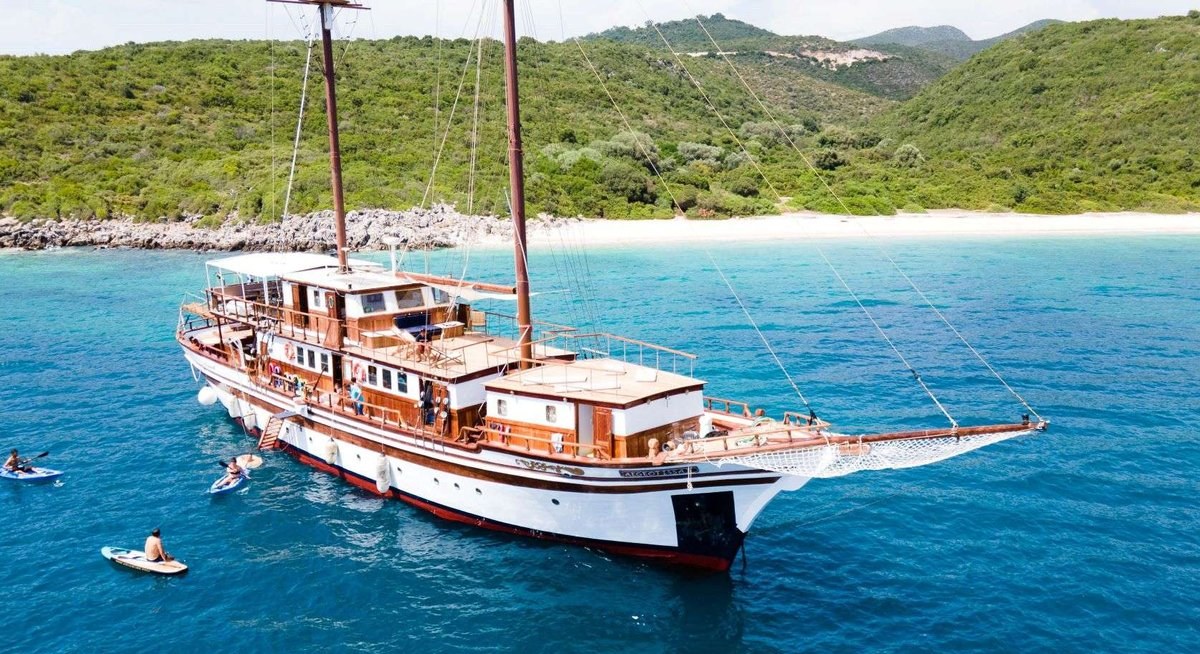 AEGEOTISSA II yacht charter 1