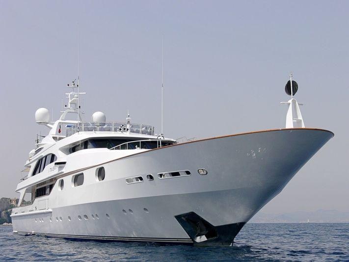 AKIRA ONE yacht charter 1