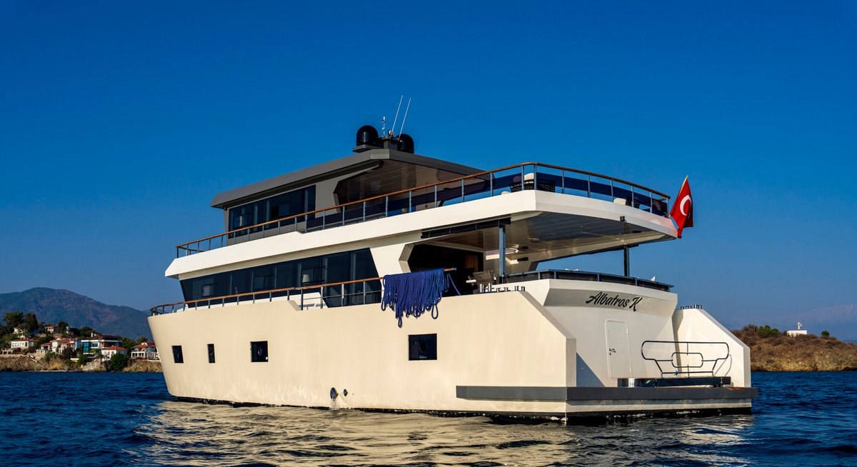 ALBATROS EXPLORER yacht charter 5