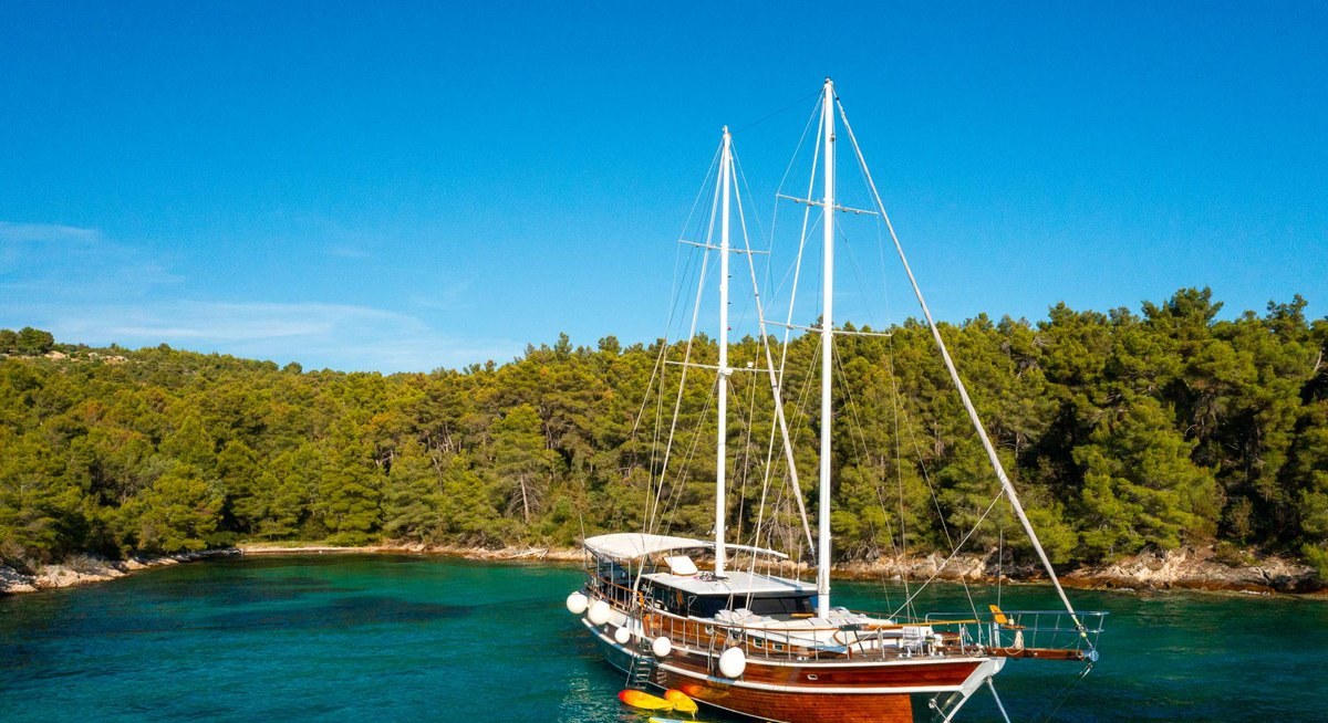 ALLUREE yacht charter 1