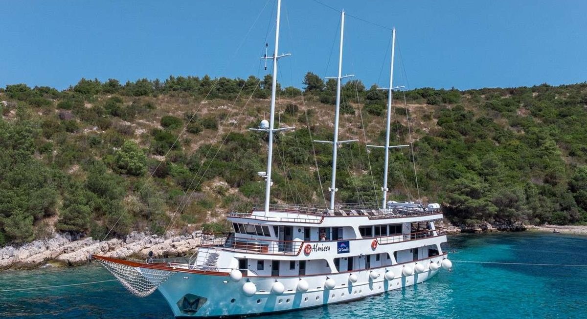 ALMISSA yacht charter 1