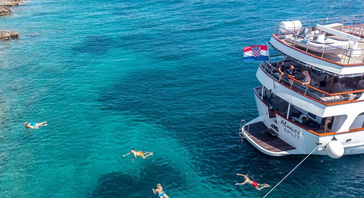 ALMISSA yacht charter 5