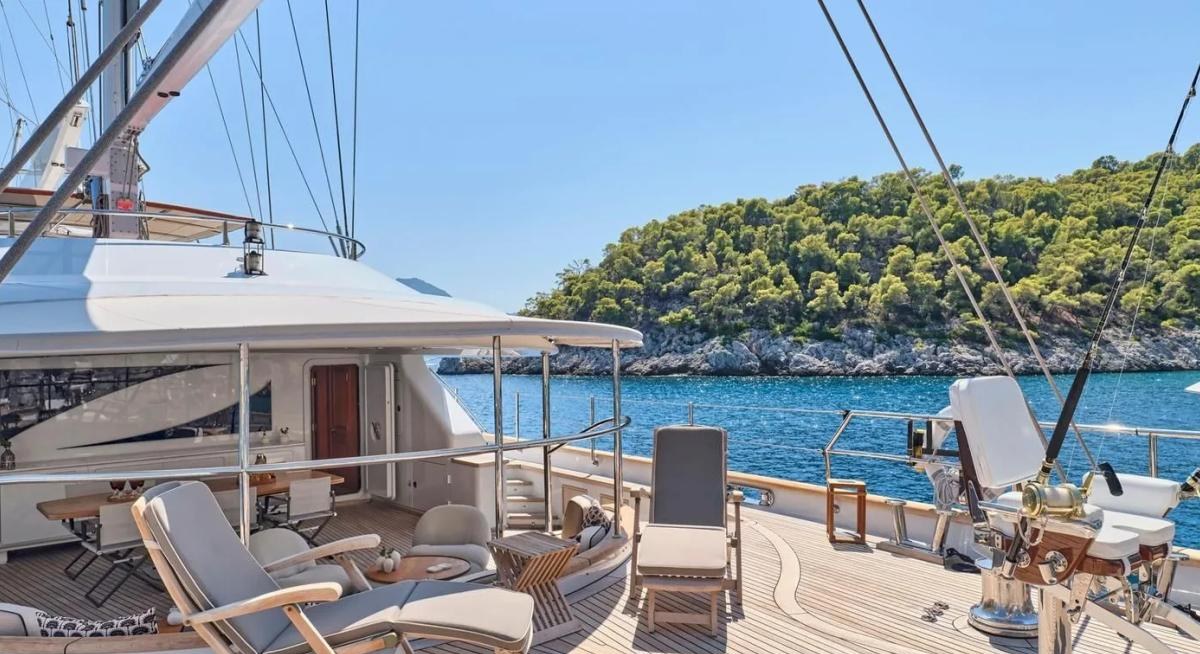 ALMYRA II yacht charter 3