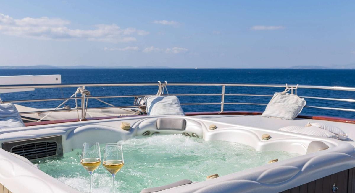 AMALIA yacht charter 3