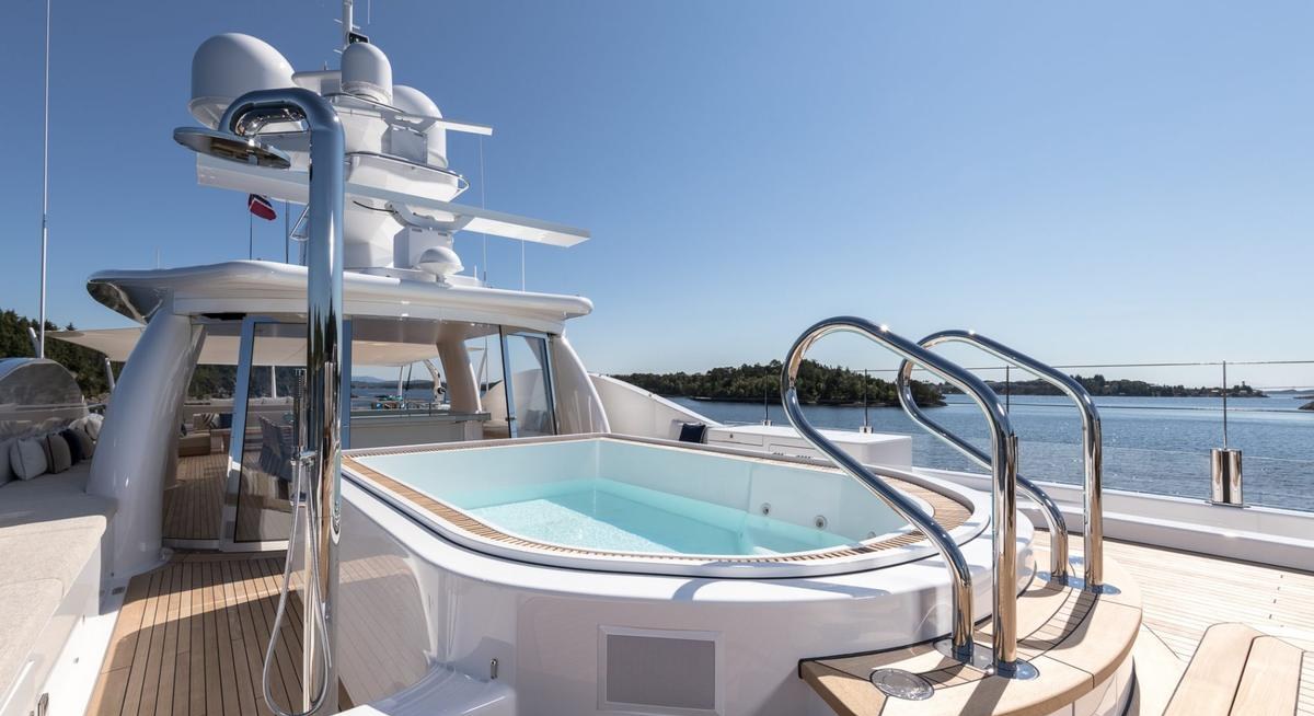 AMIGOS yacht charter 2