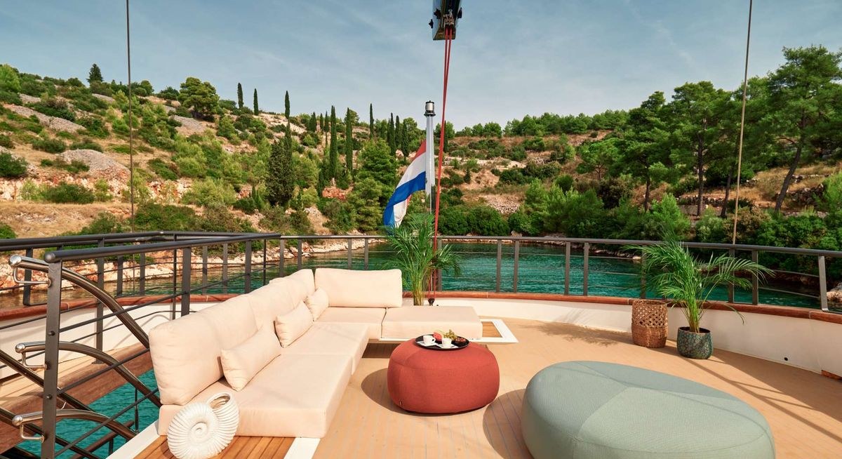 ANETTA yacht charter 4