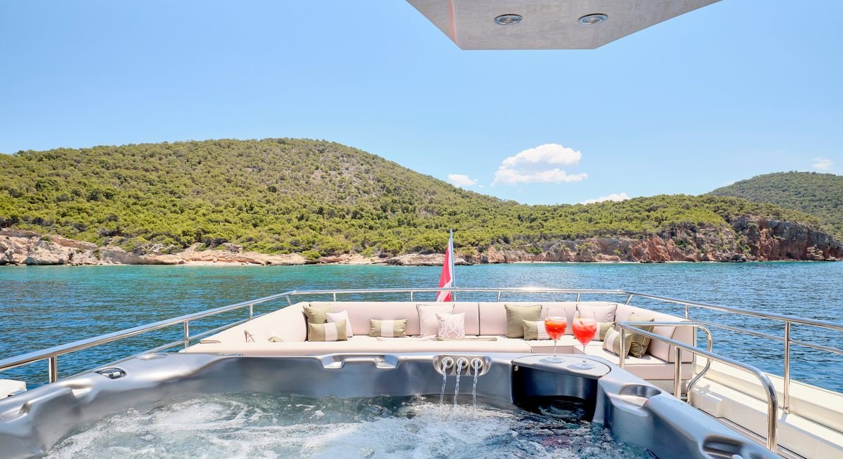 APMONIA yacht charter 2