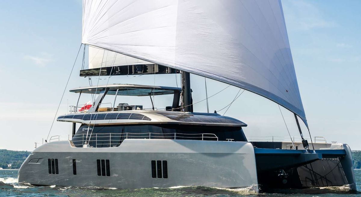 APOLLO 99 yacht charter 1