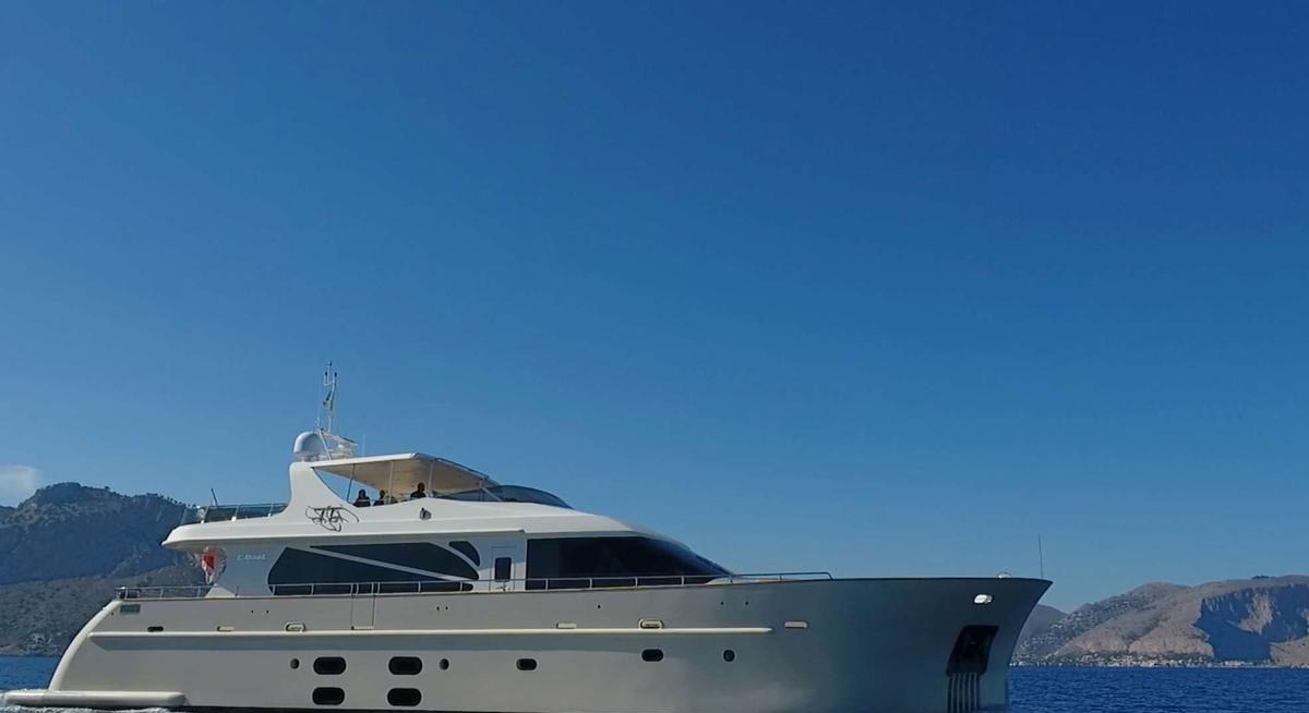 ARIA yacht charter 1