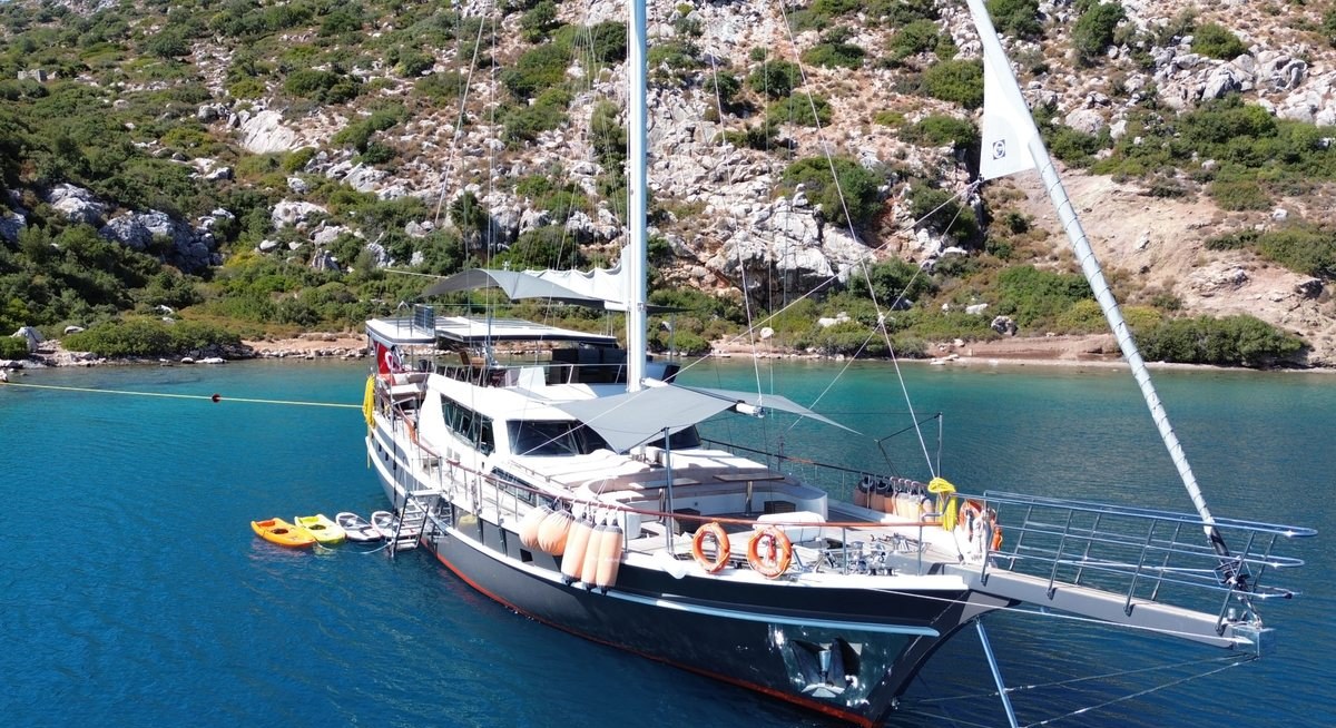 ARNI YACHT CHARTER yacht charter