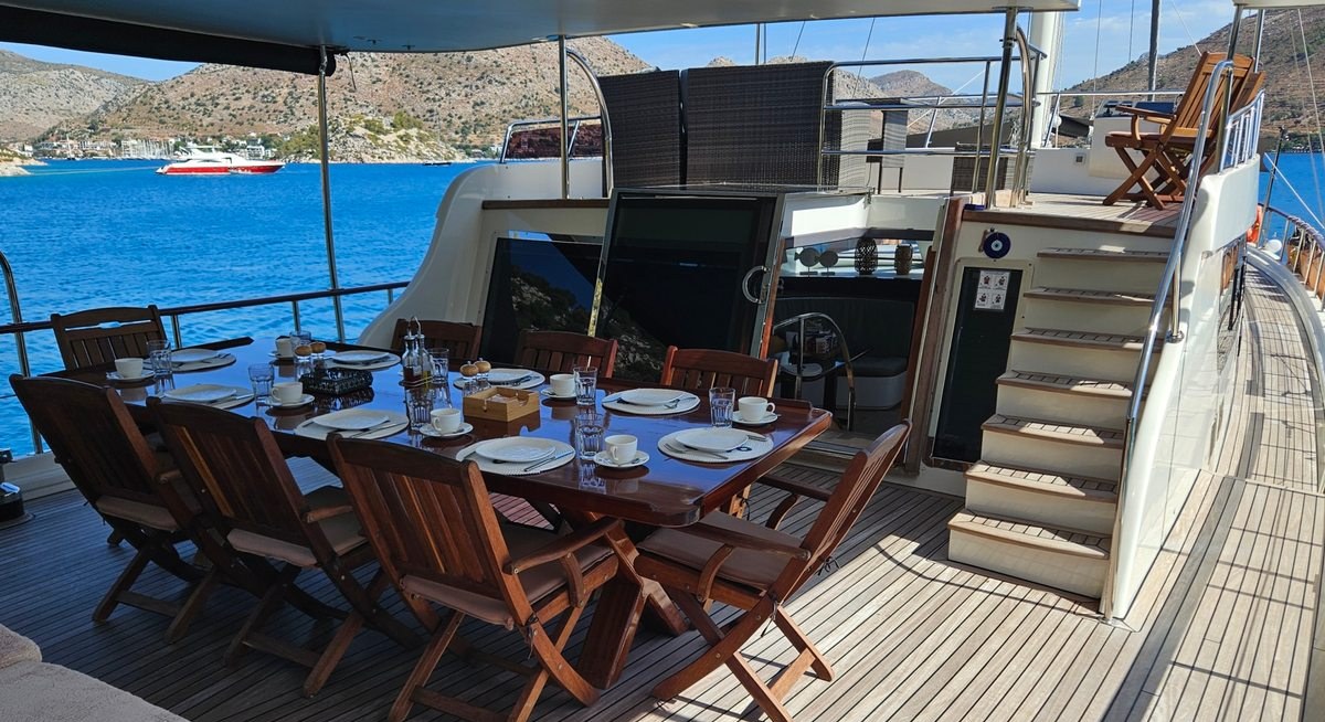 ARNI yacht charter 3