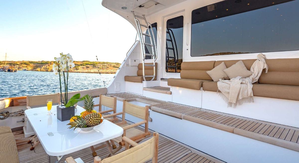 ASTRAPE yacht charter 5