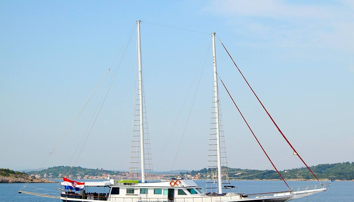 AURUM yacht charter 1