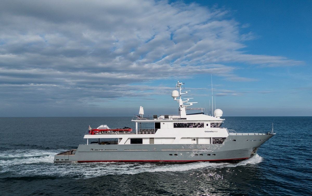 B89 yacht charter 1