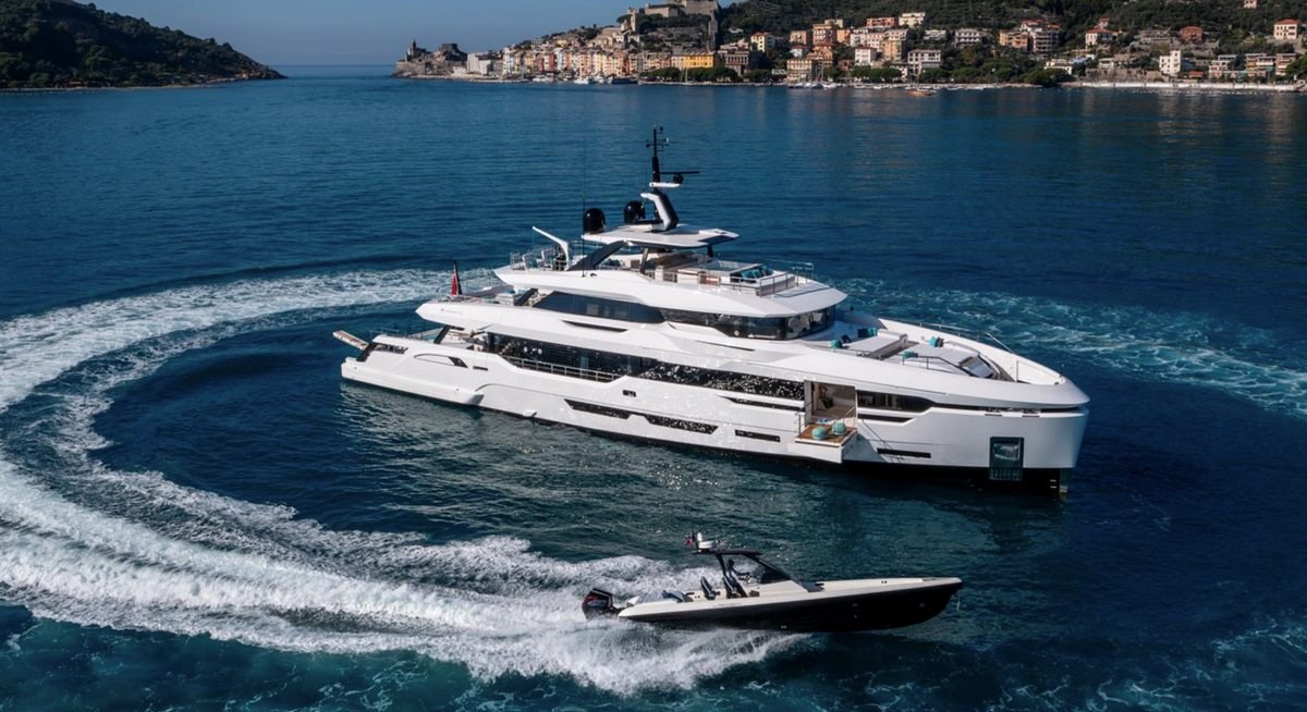 BEE yacht charter 1