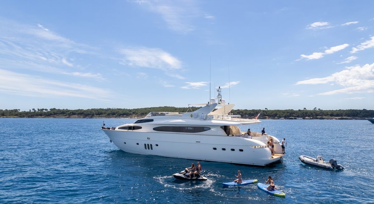 BEIJA FLORE yacht charter 5
