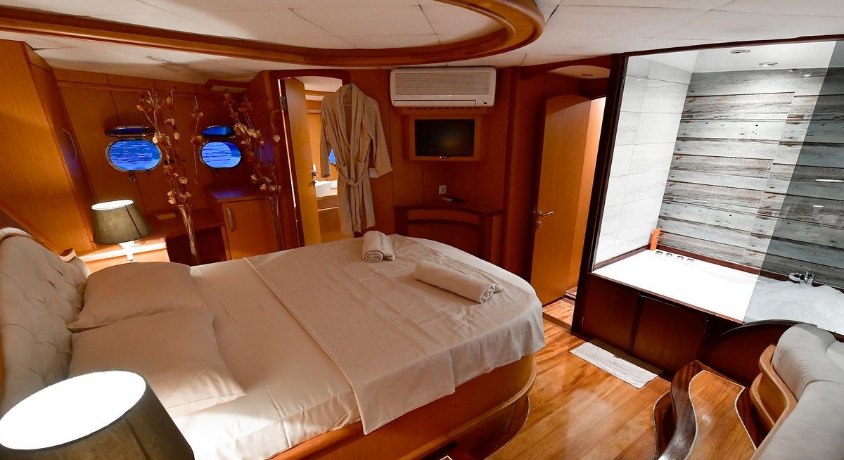 BLU DREAM yacht charter 5