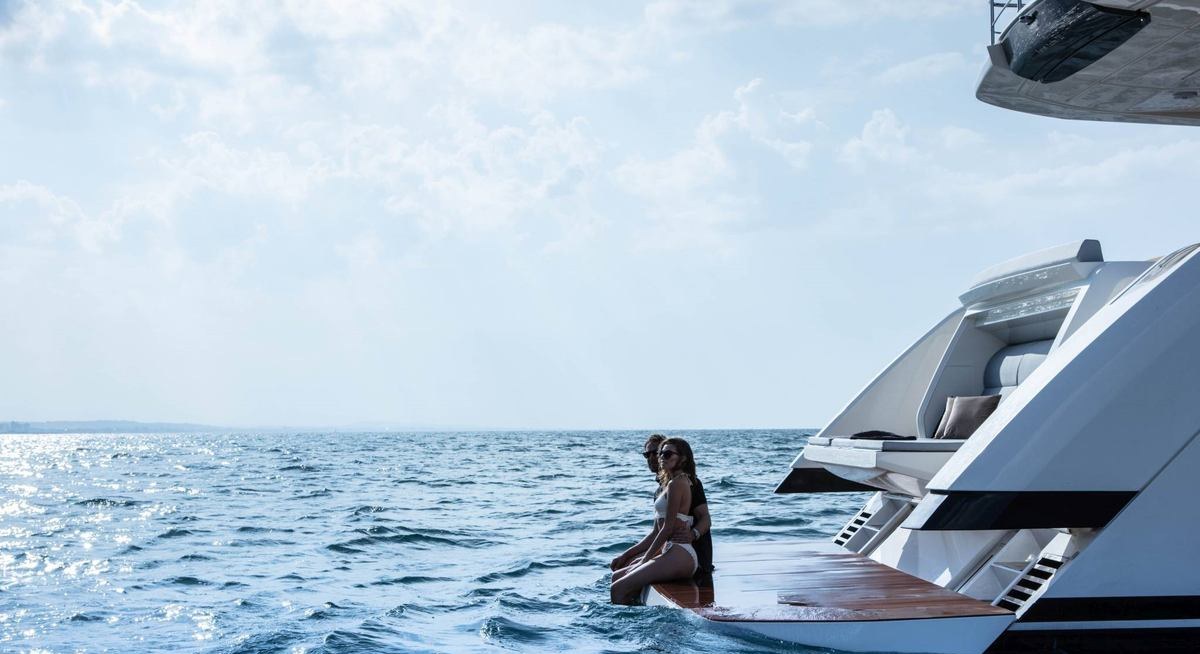 BREEZE yacht charter 5
