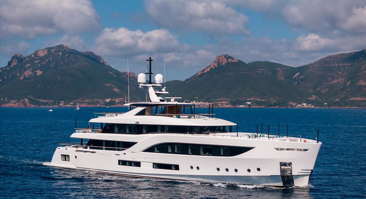 Yacht charter C YACHT CHARTER