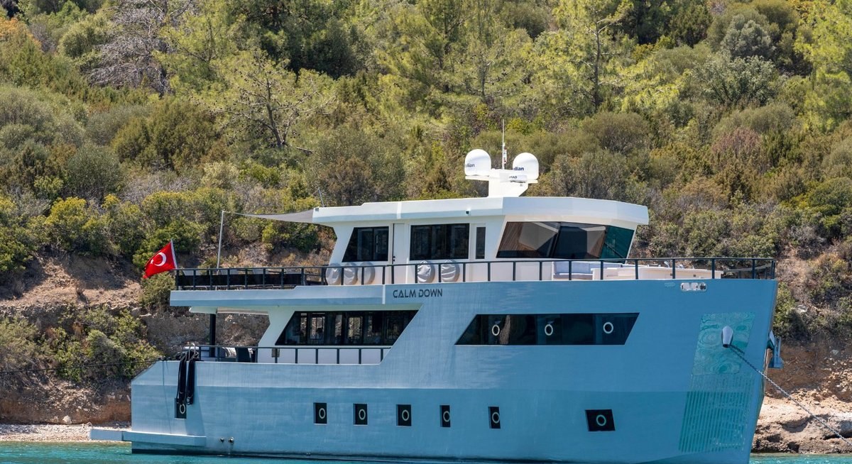 CALM DOWN yacht charter 1