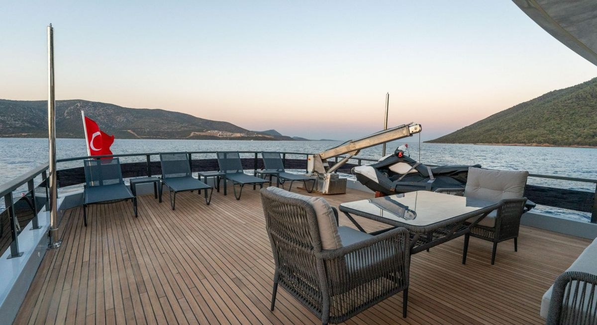 CALM DOWN yacht charter 3