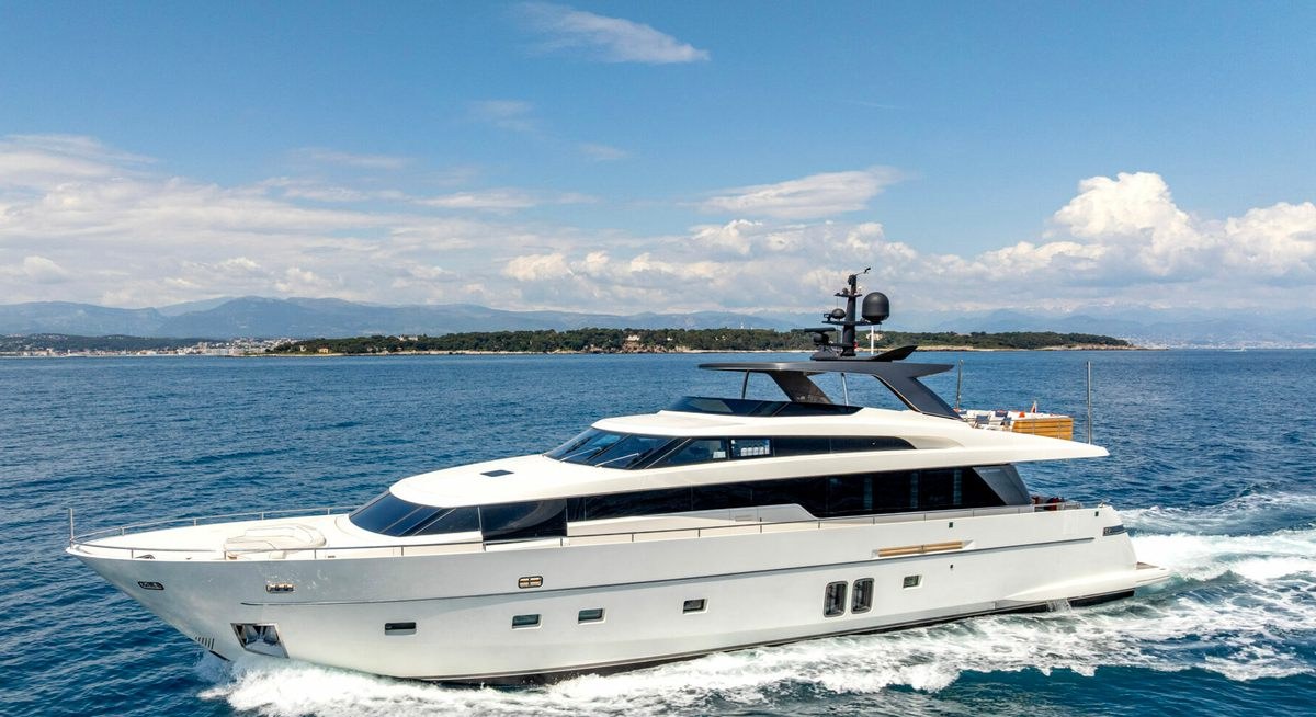CALM yacht charter 1