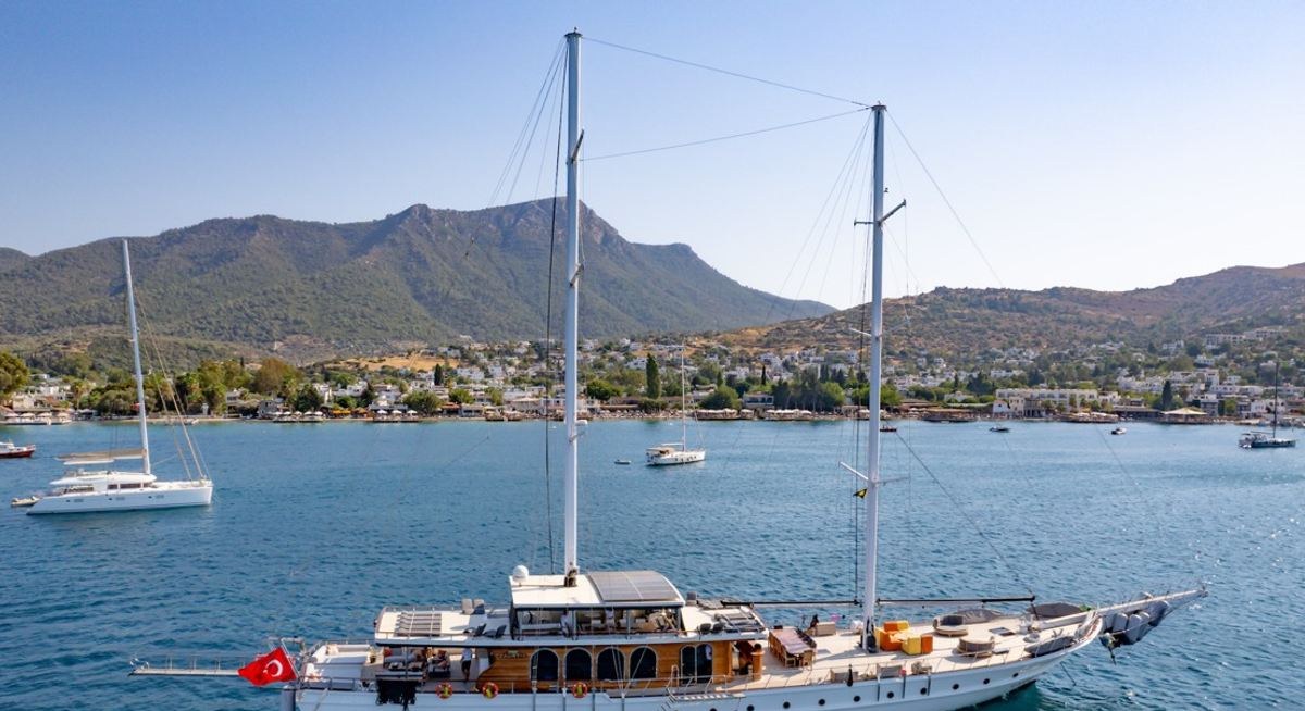 CAUSTIC yacht charter 1