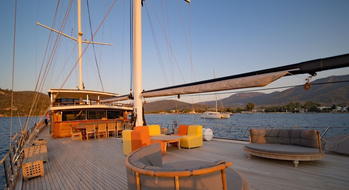 CAUSTIC yacht charter 2