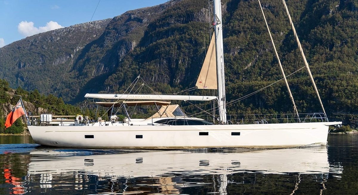 CHAMPAGNE HIPPY yacht charter 1