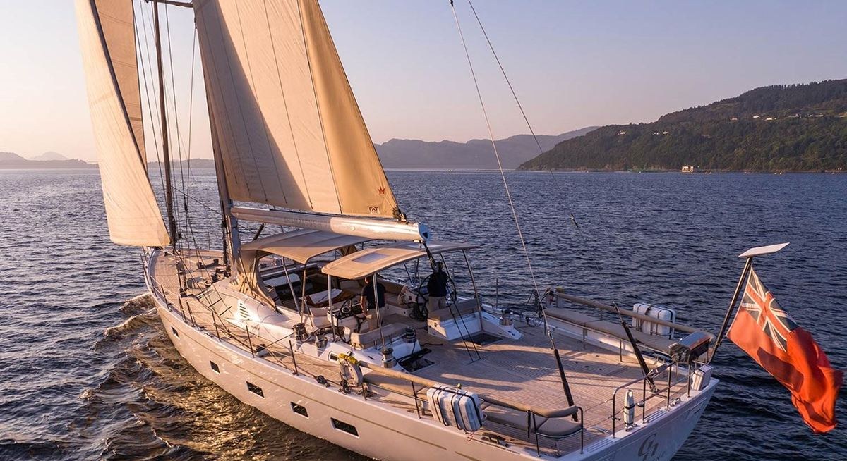CHAMPAGNE HIPPY yacht charter 5