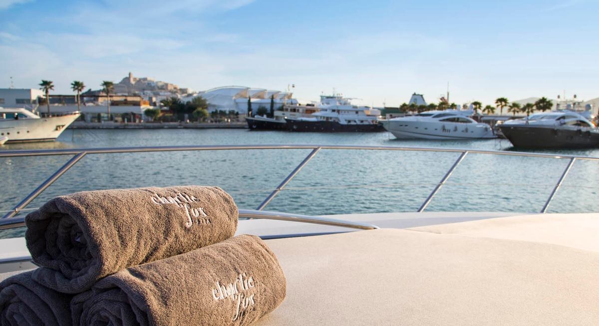 CHARLIE FOX yacht charter 2