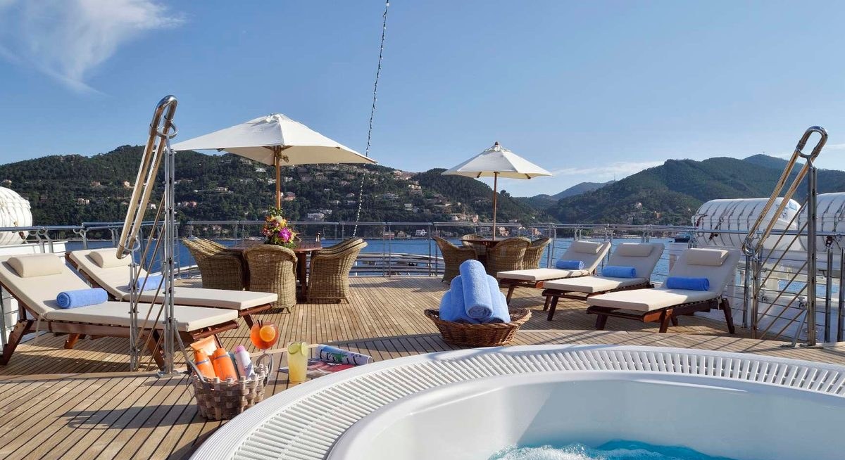 CHRISTINA O yacht charter 3