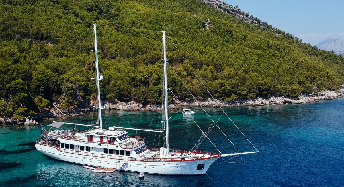 CORSARIO yacht charter 1