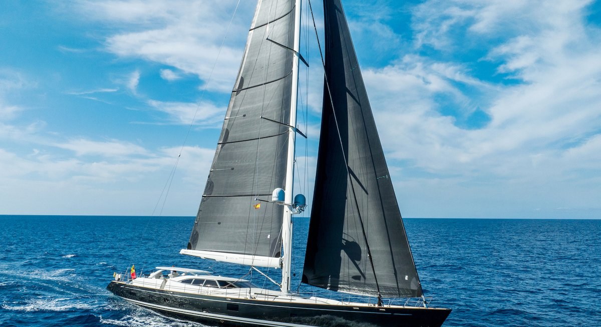 Yacht charter DAKOTA YACHT CHARTER