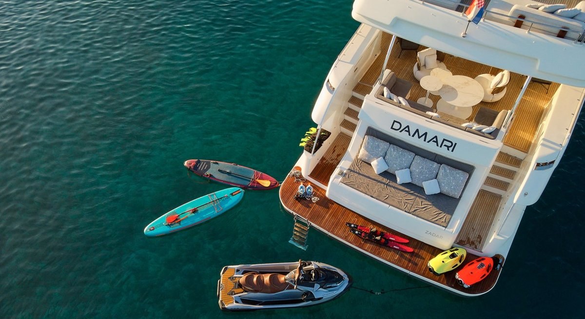 DAMARI yacht charter 5