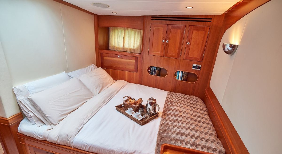 DARK STAR OF LONDON yacht charter 5
