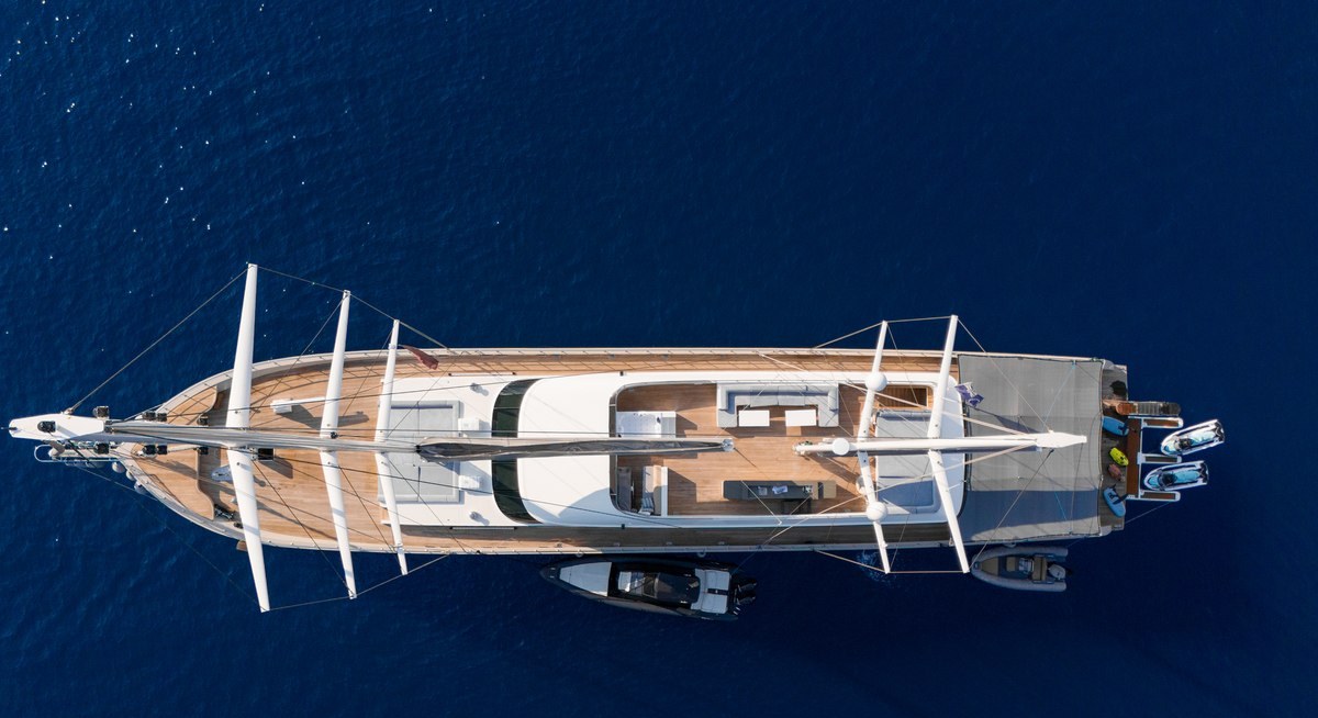 DE LOVE yacht charter 5