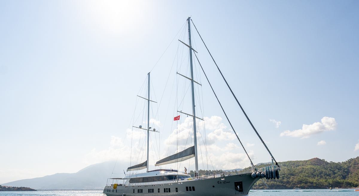 DE LOVE yacht charter 1