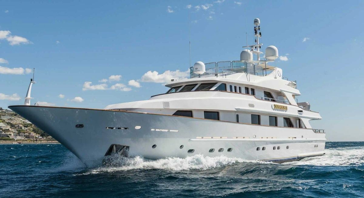 DESAMIS B yacht charter 1