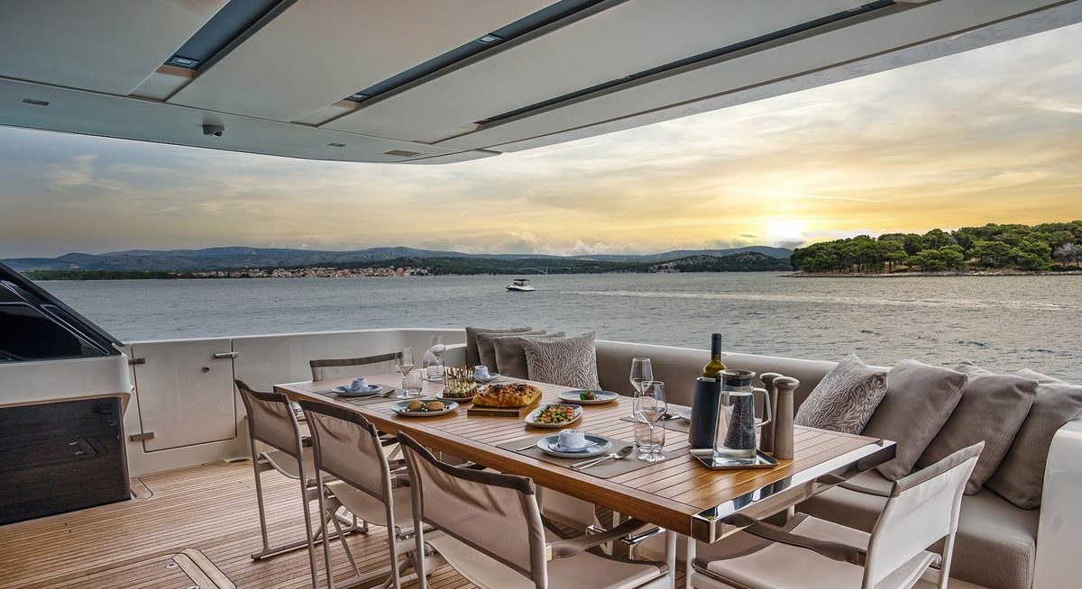 DESTINO yacht charter 4