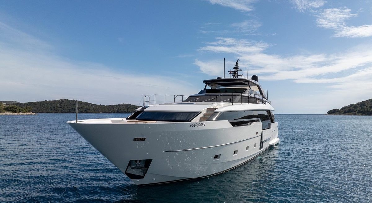 DESTINO yacht charter 1