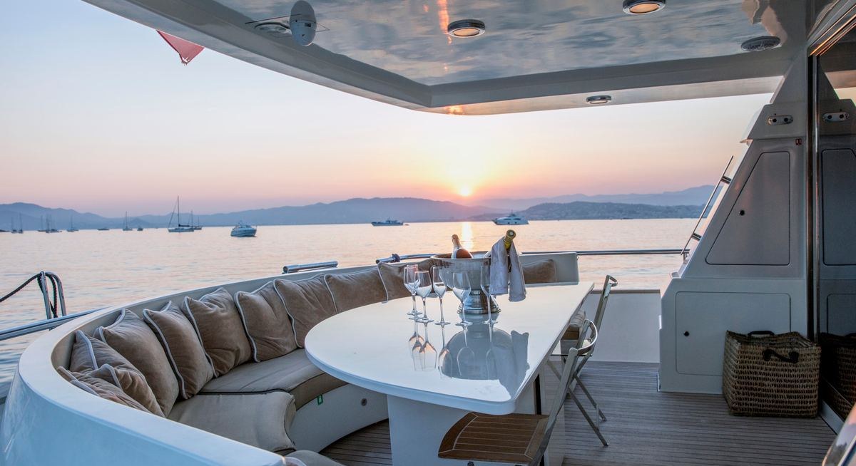 DIAMS yacht charter 4