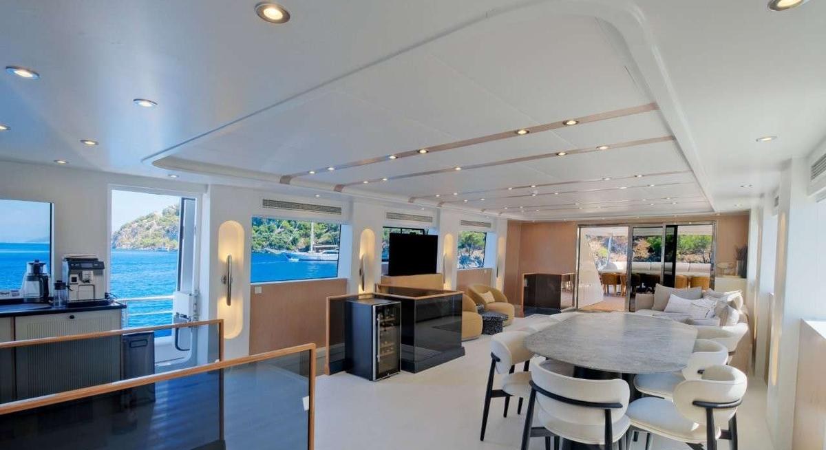 DODO yacht charter 4
