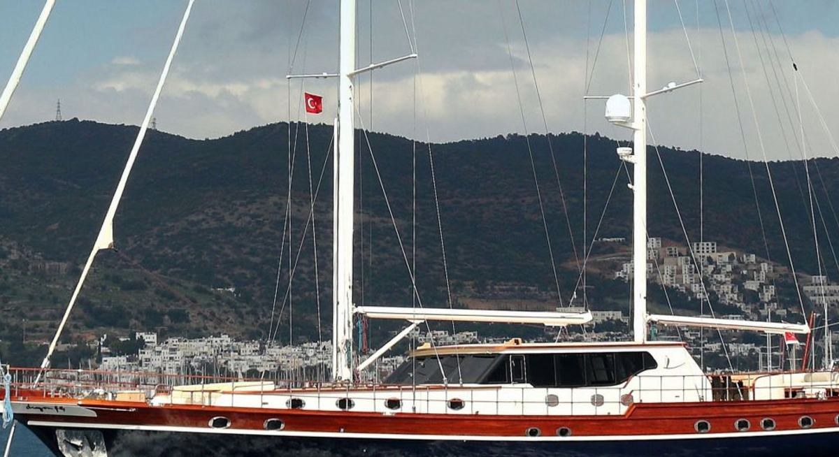 DRAGONFLY yacht charter 3