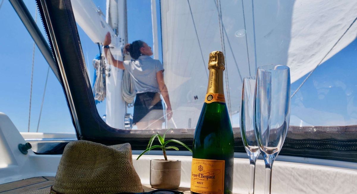 ELVIS MAGIC yacht charter 3