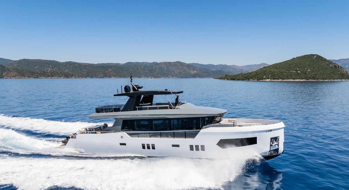 Yacht charter FERRO 77 YACHT CHARTER