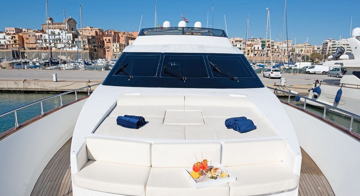 FIRST LADY II yacht charter 2