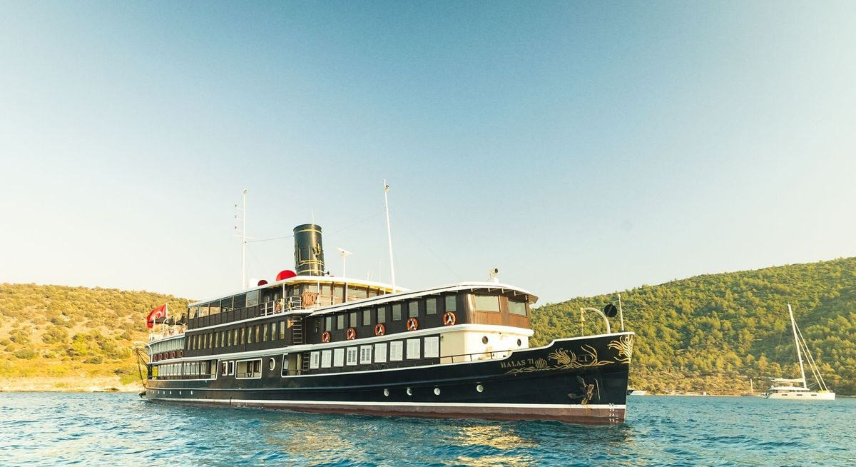 HALAS 71 yacht charter 1