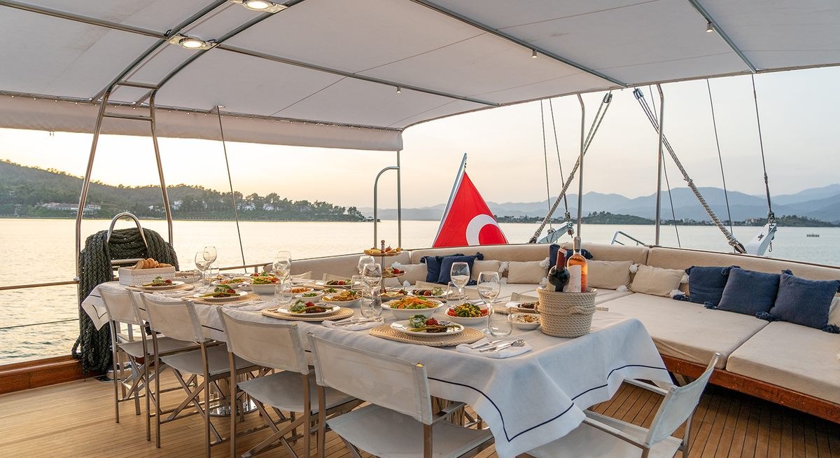 HAPPY DAYS yacht charter 3