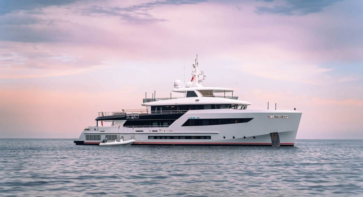 HEEUS yacht charter 1